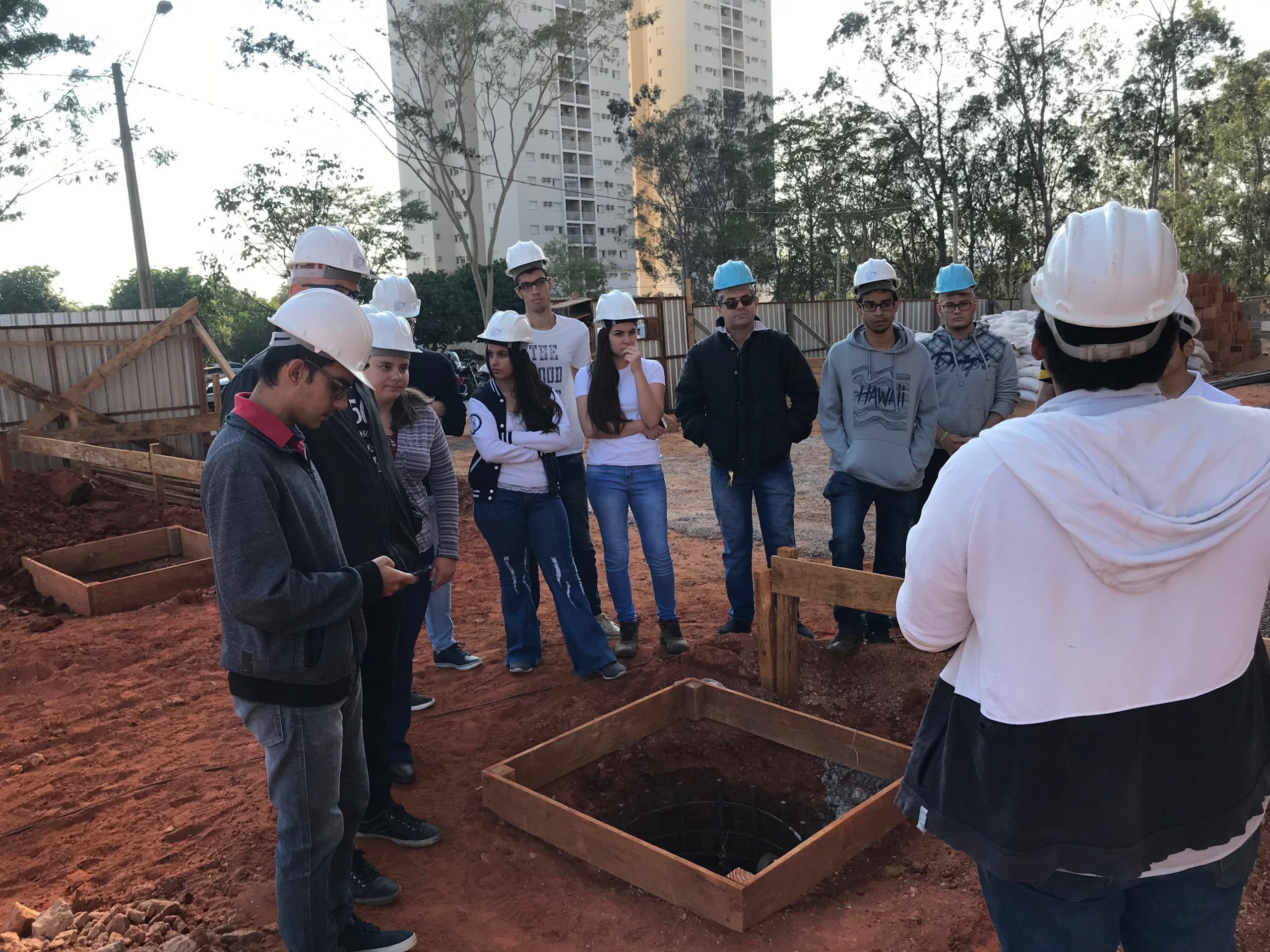 Alunos do curso de Engenharia Civil já começam a trabalhar com equipamentos  em aulas práticas - UniSALESIANO Araçatuba/SP