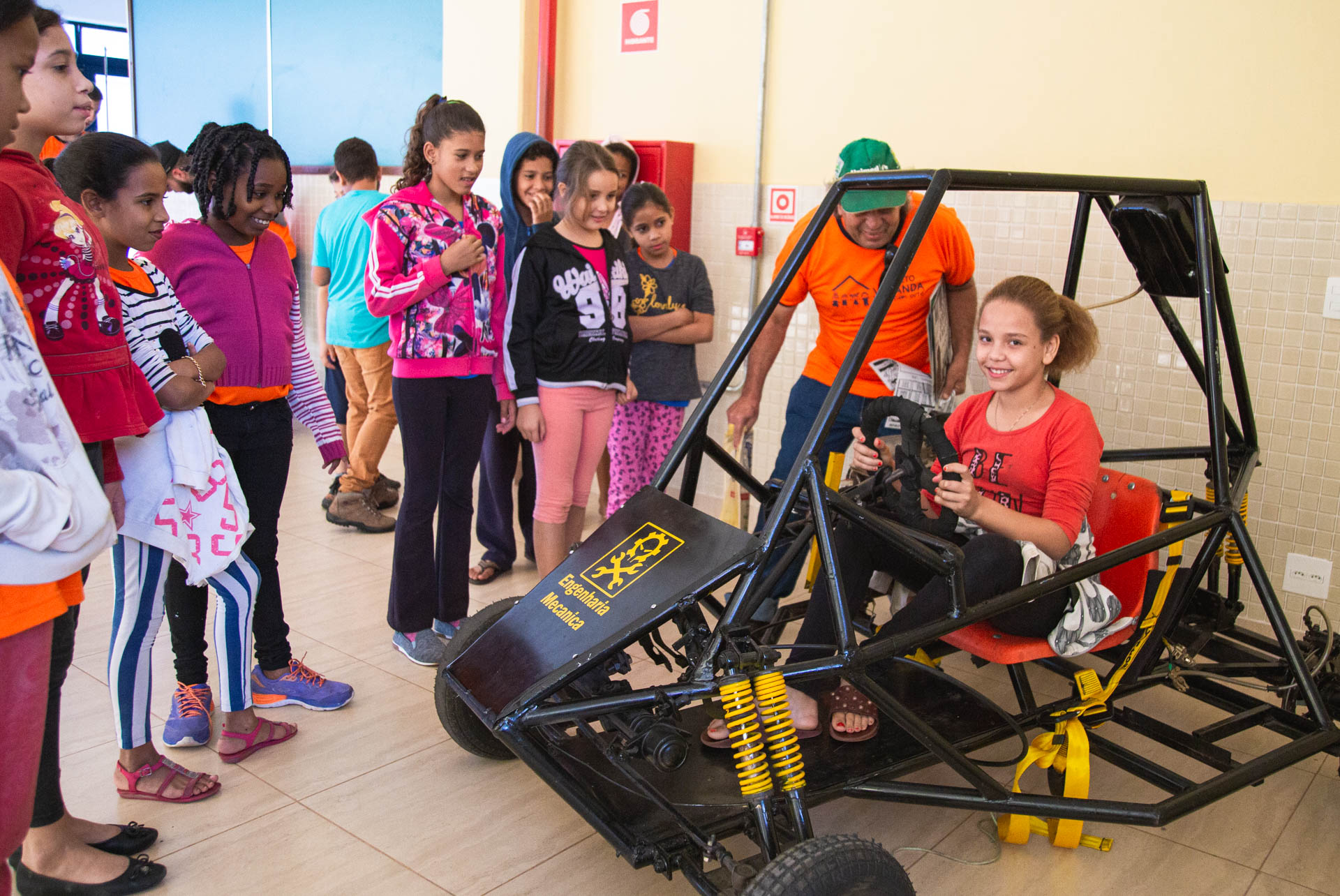 Uma criança em um carro de corrida com o número 3 na frente